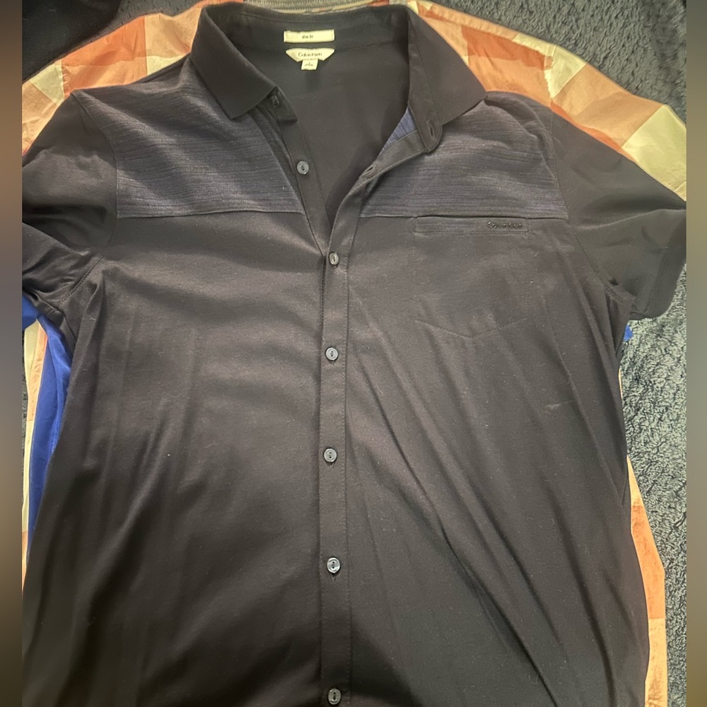CALVIN KLEIN CASUAL SHIRT. SIZE LARGE. COLOR: NAVY BLUE
